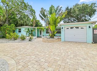 165 Island Cir, Sarasota, FL 34242