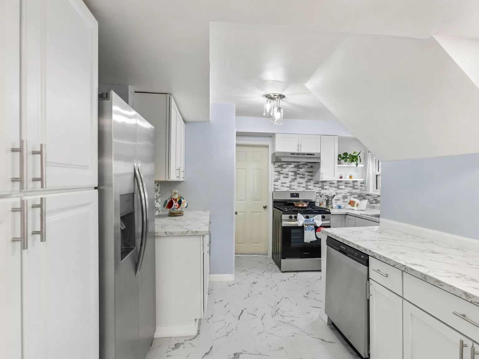 3 bed, 1640 sqft, $3,000 — Photo 2
