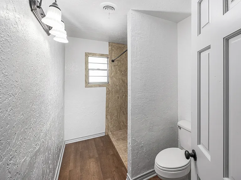 713 NW 32nd St — Photo 12