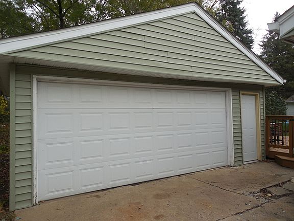 3rd image of 716 Blenheim Dr
