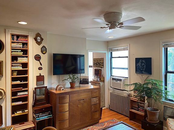 3rd image of 172 Greenpoint Ave APT 2R