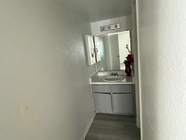 Desert Wind Apartments — Photo 11