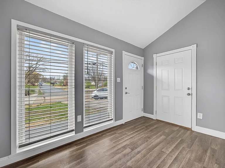 3320 Elm St — Photo 2