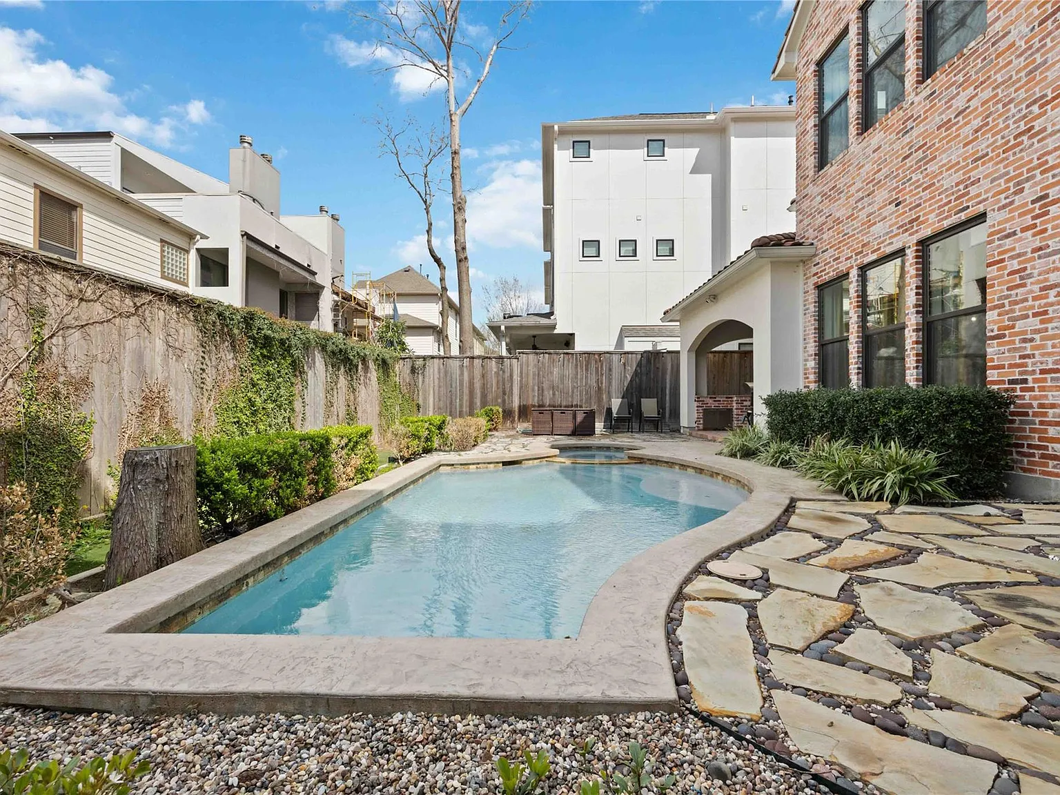 4 bed, 5.0 bath, 4398 sqft, $8,500 — Photo 2