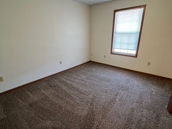 4th image of 1002 Juniper Ct APT D