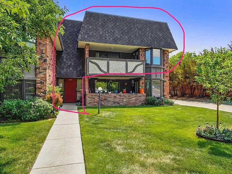 This unit is the best unit in the 10 unit cozy community within the beautiful Southmoor Park East neighborhood. Floor is the only wall shared with a neighbor.