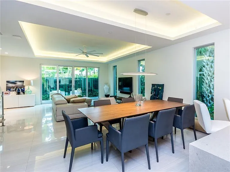 240 Shore Ct — Photo 3