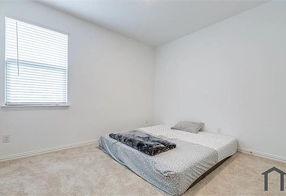 4th image of 3917 Harper St