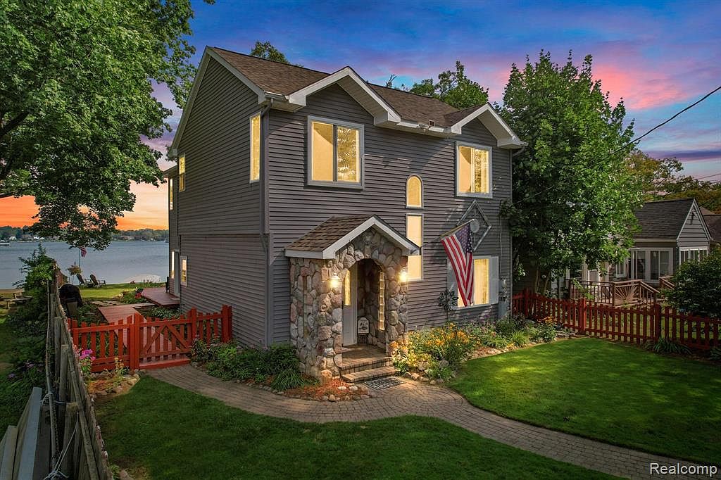 6724 Hatchery Rd, Waterford, MI 48327 Zillow