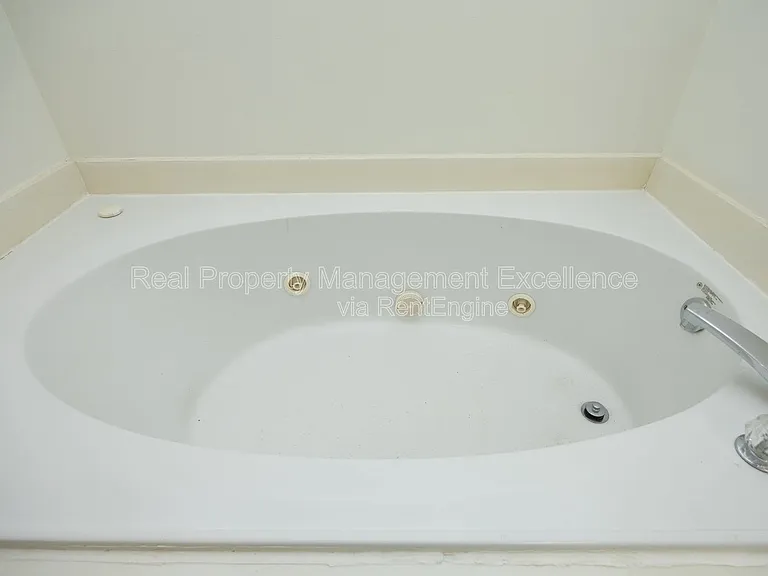 521 Renshaw Ct — Photo 19