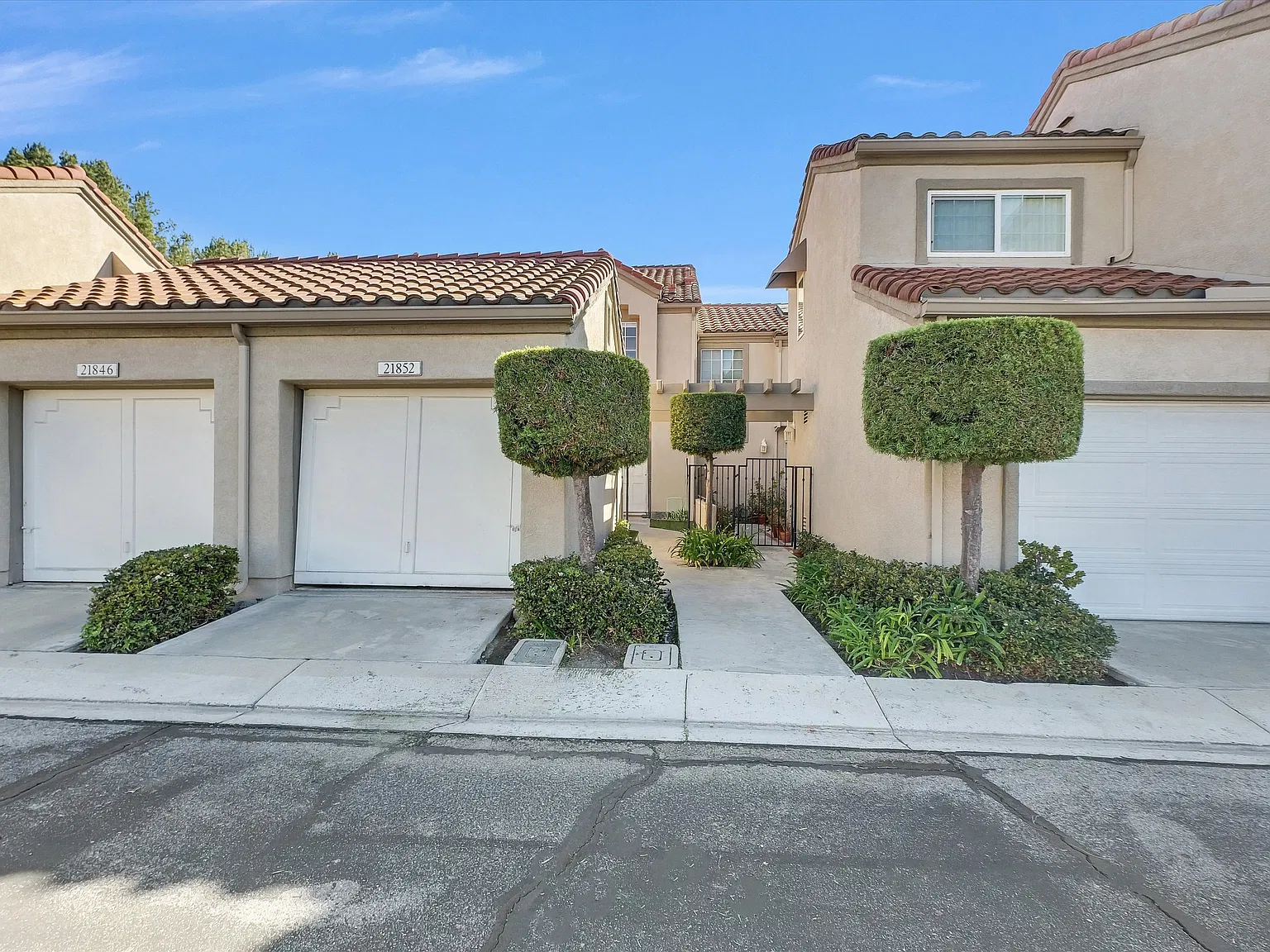 2 bed, 2.5 bath, 1241 sqft, $3,750 — Photo 2