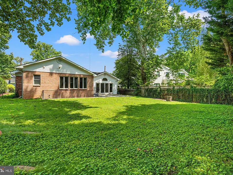 7504 Radnor Rd — Photo 34