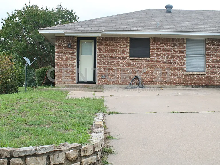1104 Curtis Dr — Photo 5