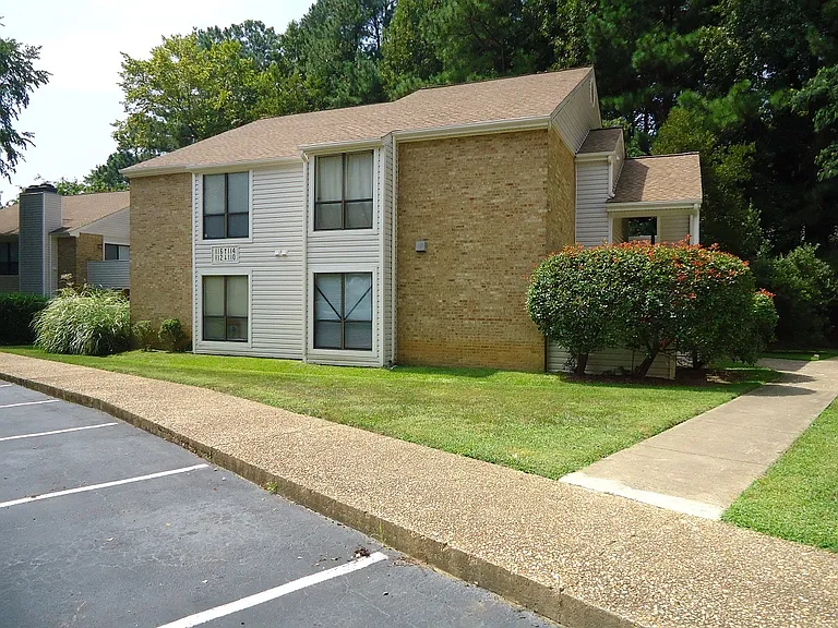 110 Manhattan Ct — Photo 1
