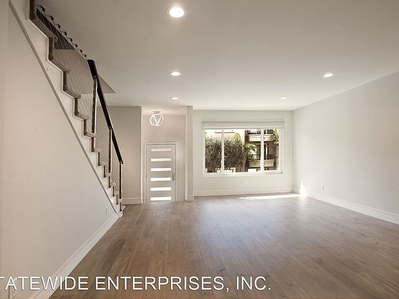 5th image of 136 Bronwood Ave #138