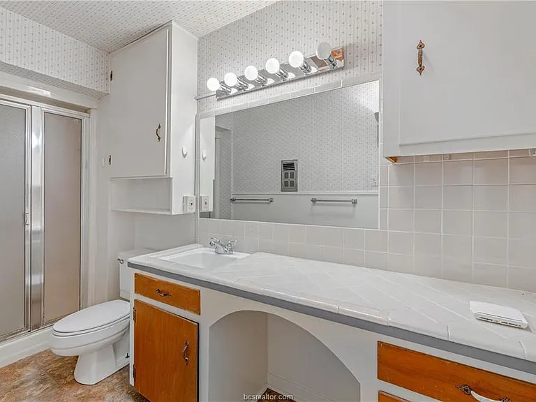 902 Holik Dr — Photo 15