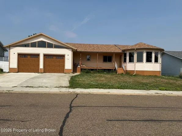 708 29th St W, Dickinson, ND 58601