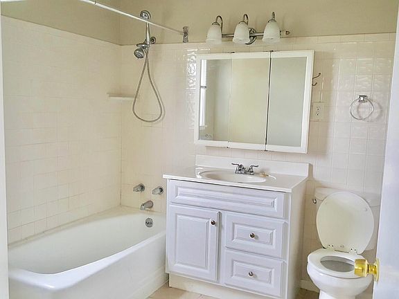 5th image of 15053 1/2 Howellhurst Dr