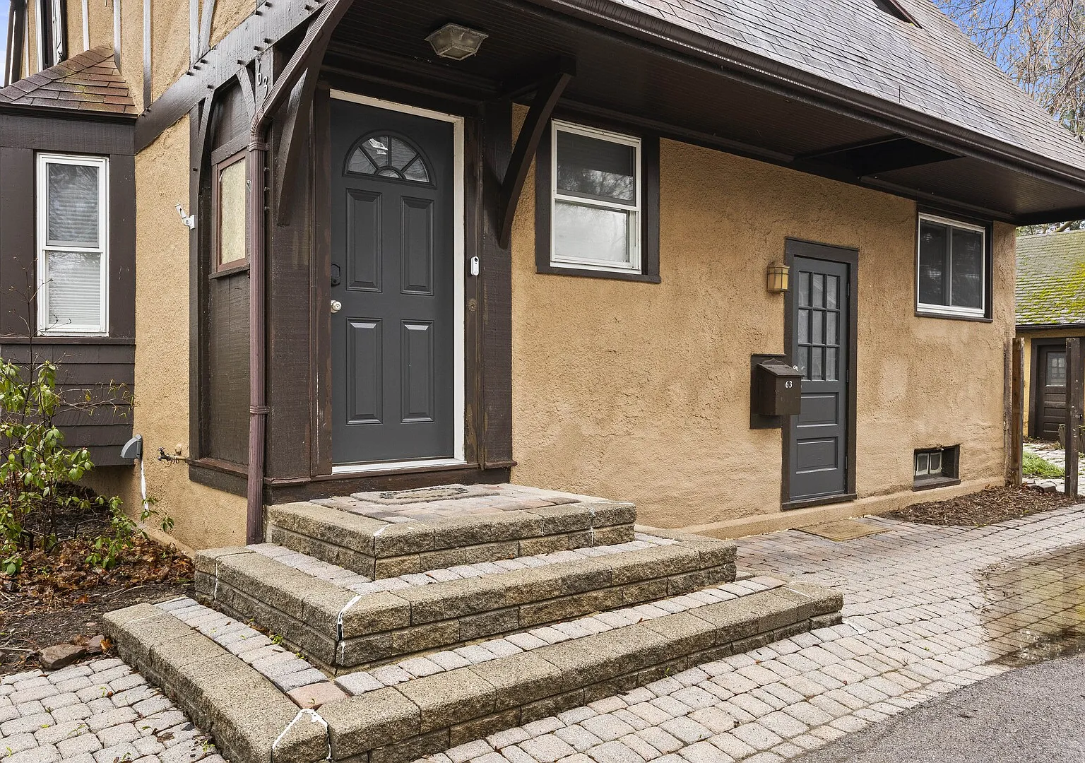 Modern 3 BR Home with Smart TV, Games, WiFi, BBQ, Close to All — Photo 4