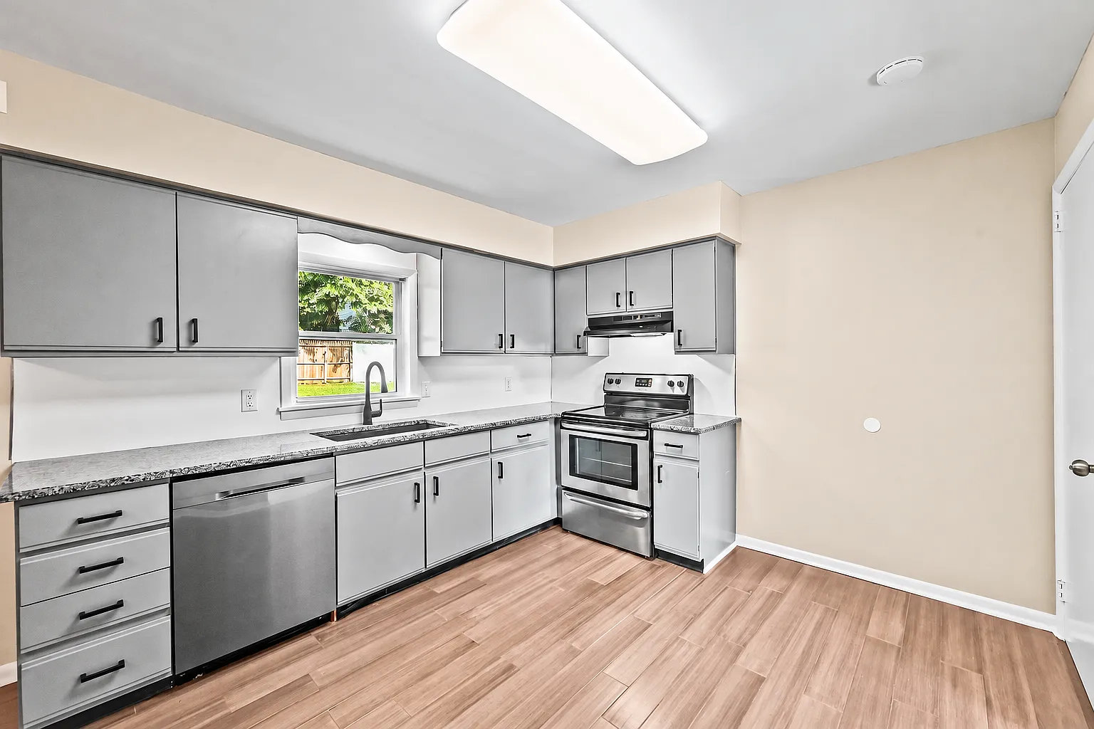 3 bed, 1.5 bath, 1140 sqft, $1,825 — Photo 3