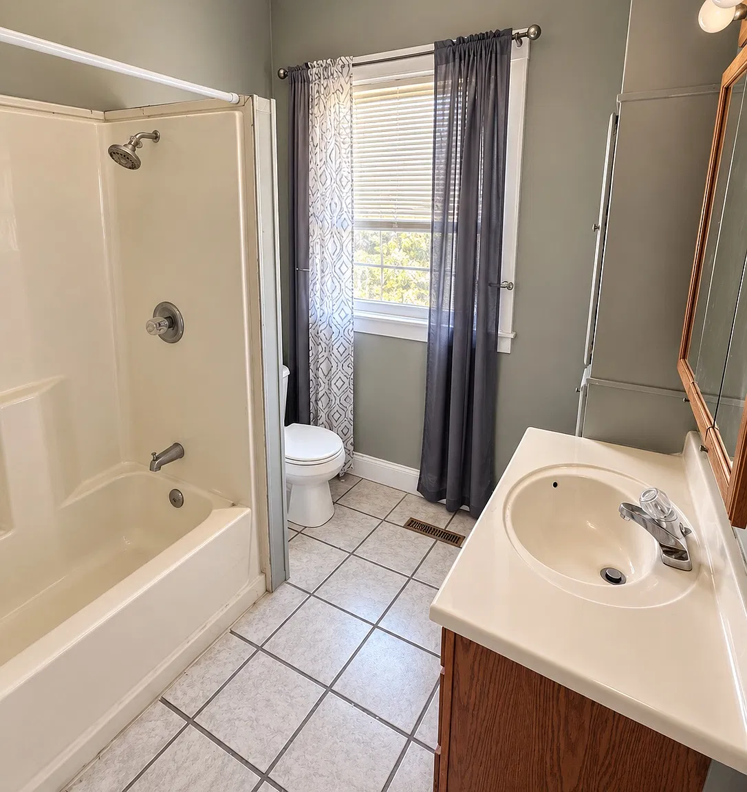 2 bed, 1000 sqft, $1,300 — Photo 4