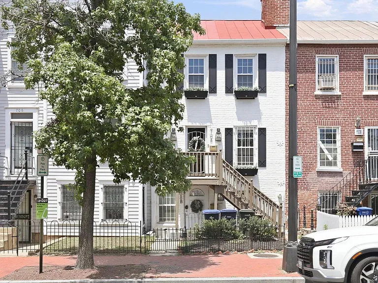 708 I St SE #A — Photo 1
