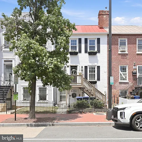 708 I St SE #A Photo 1