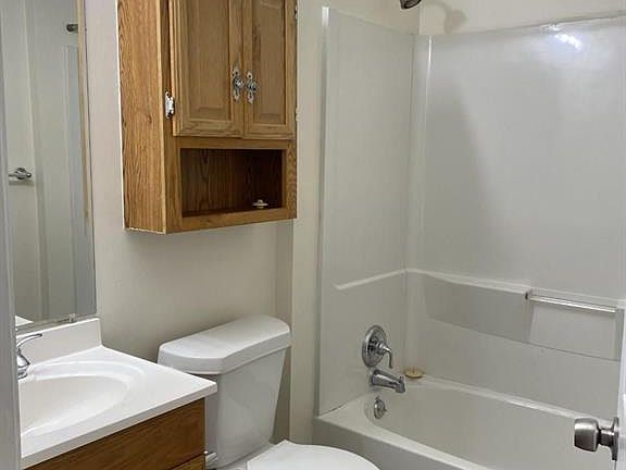 3rd image of 18541 Utica Rd