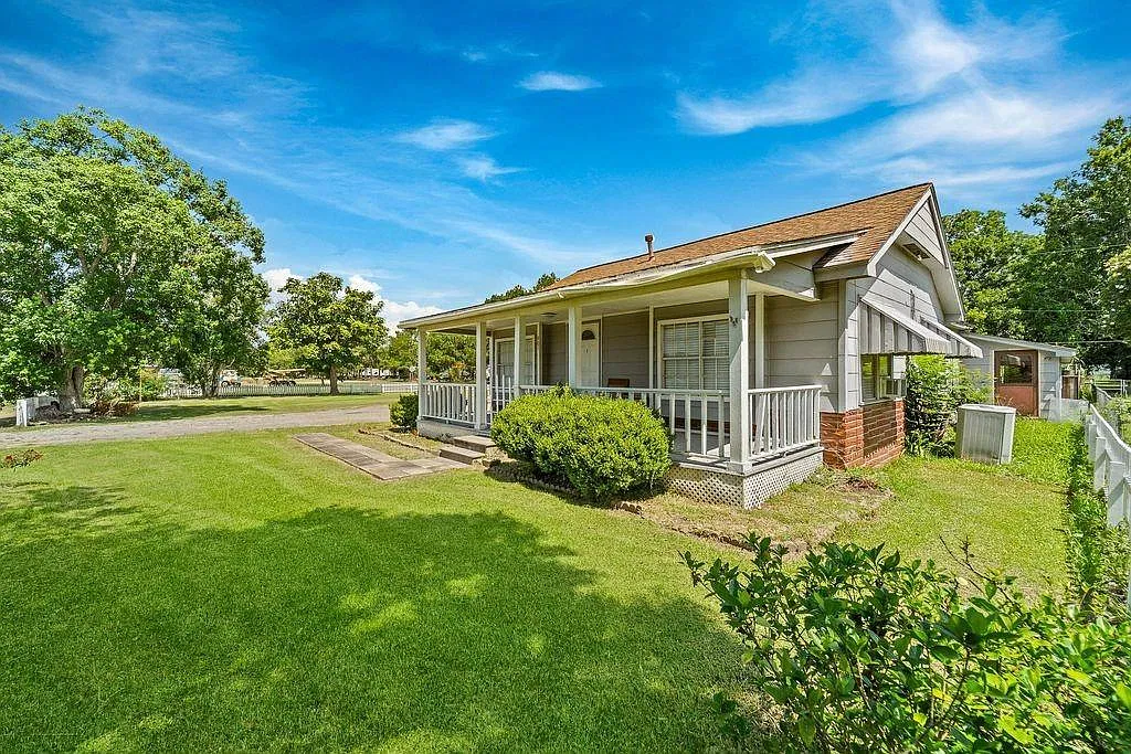 4 bed, 3.0 bath, 2097 sqft, $1,300 — Photo 3