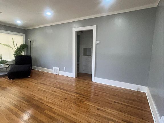 5th image of 15730 Winthrop St