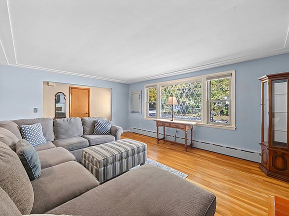 4th image of 26 Crowningshield Rd