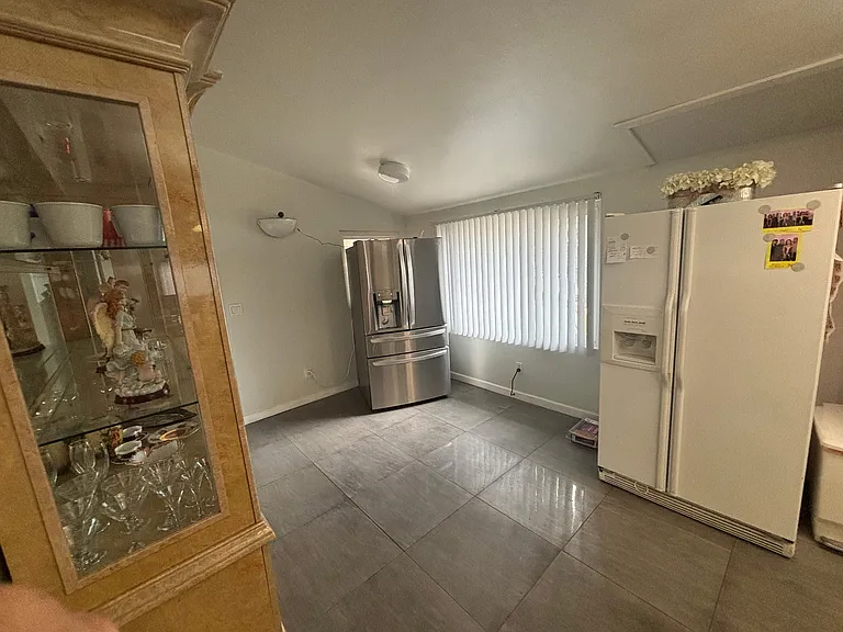 5647 Winnetka Ave — Photo 2