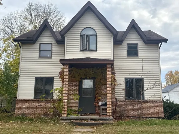 132 E Carroll St, Portage, WI 53901