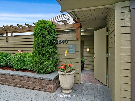 3rd image of 3840 W Lake Sammamish Pkwy SE