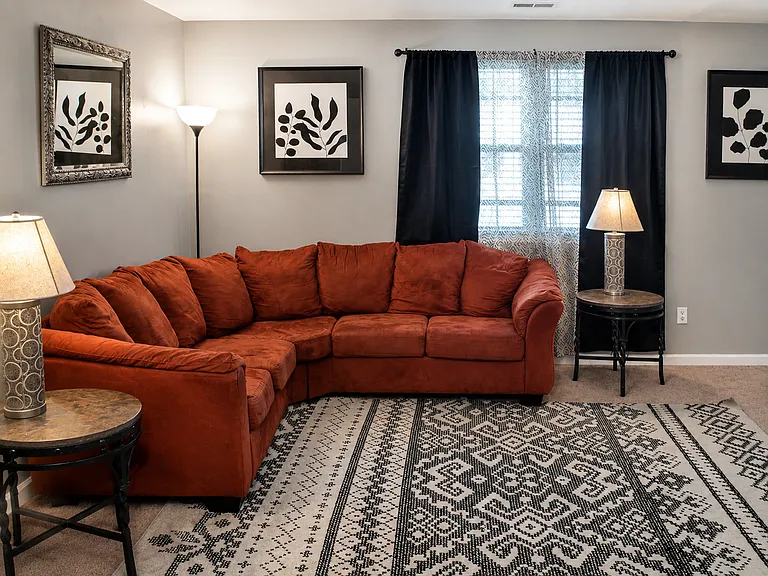 2559 Grosvenor Dr — Photo 2