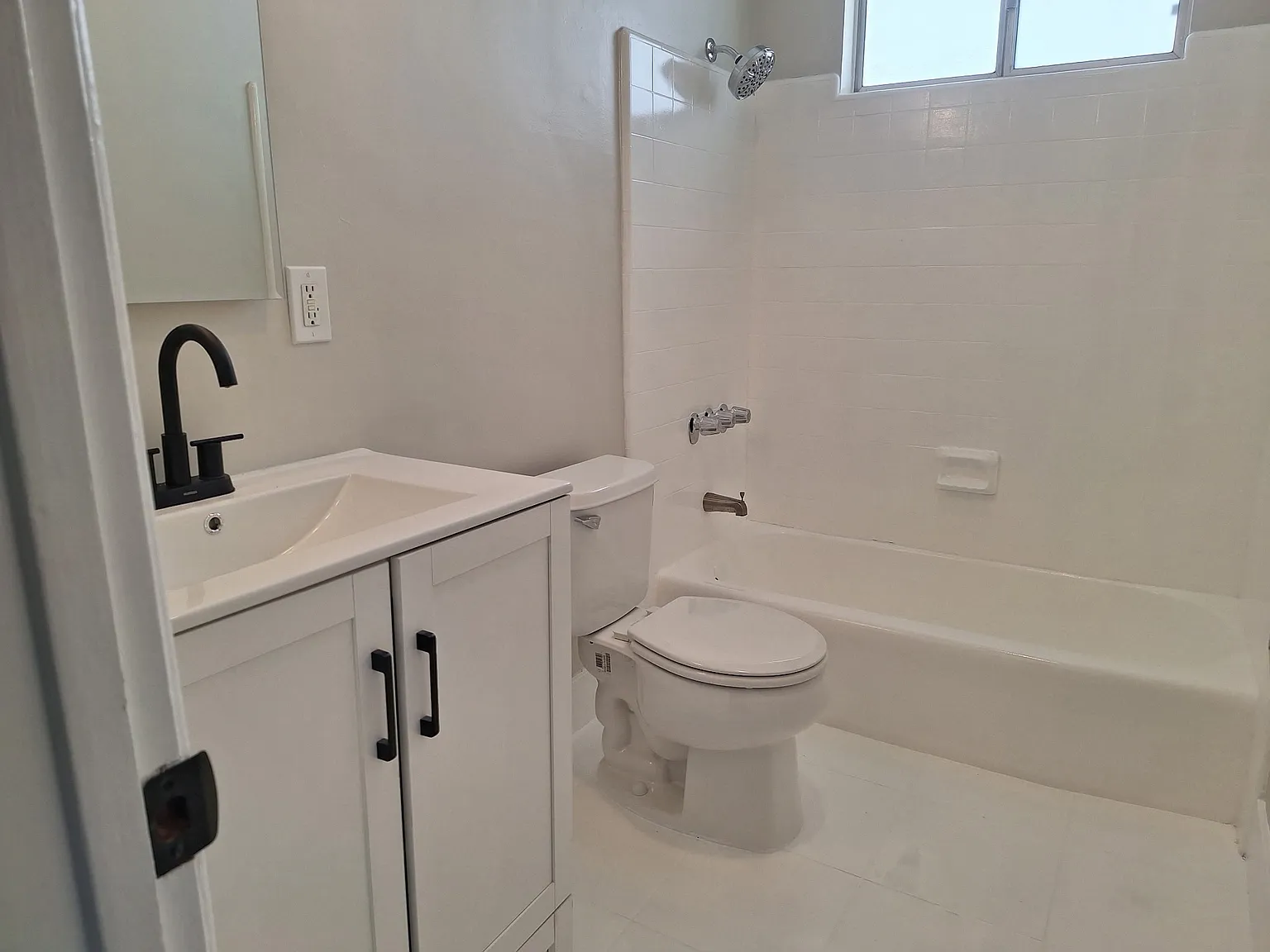2 bed, 858 sqft, $3,750 — Photo 4