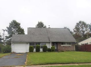 32 Jonquil Ln, Levittown, PA 19055