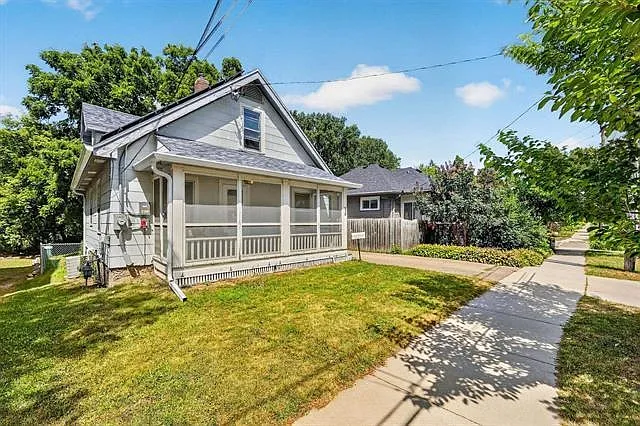 3 bed, 2.0 bath, 1042 sqft, $2,400 — Photo 4