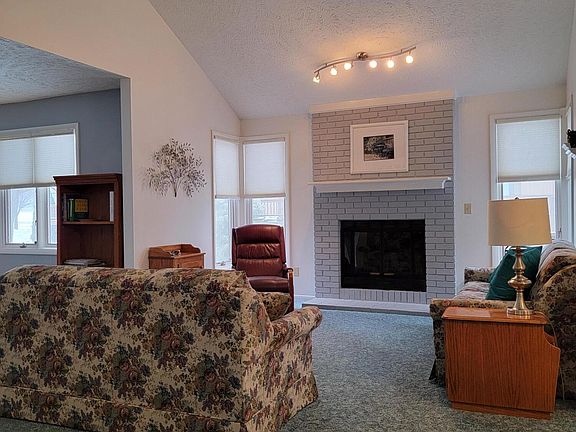 4th image of 1625 Willow Creek Dr