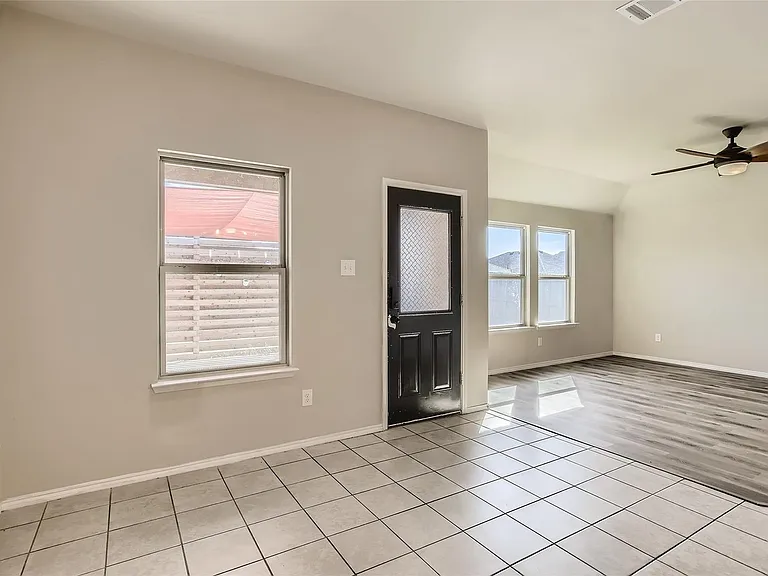 503 Hawthorn Dr — Photo 2