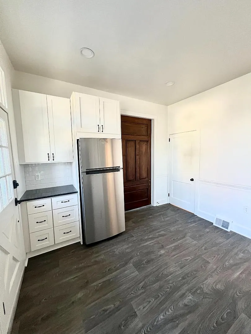 Unit Photo - 202 S Broad St #1A