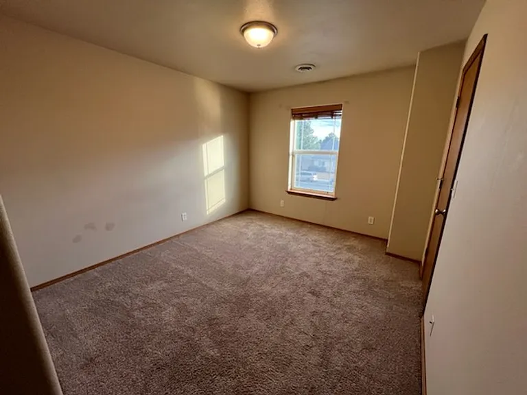 435 E St NE — Photo 21