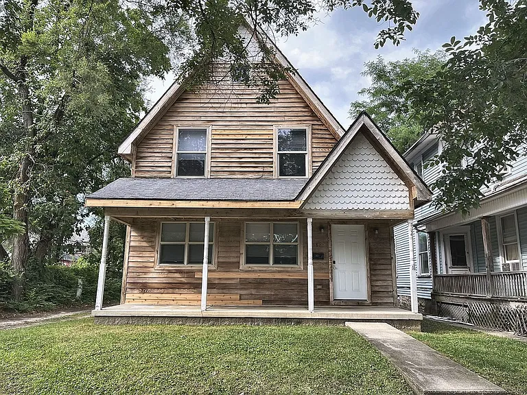 18 E Grand Ave — Photo 1