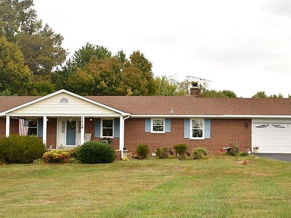 One level living on 1.5 acres in great community