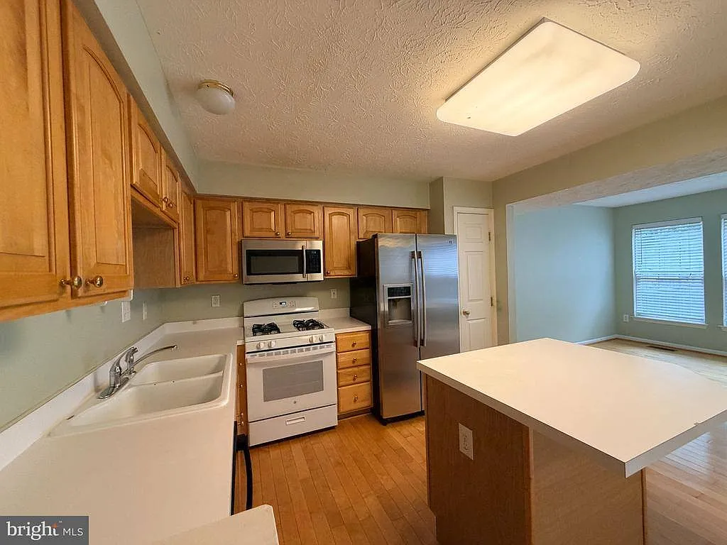 3 bed, 2.5 bath, 2050 sqft, $2,800 — Photo 4