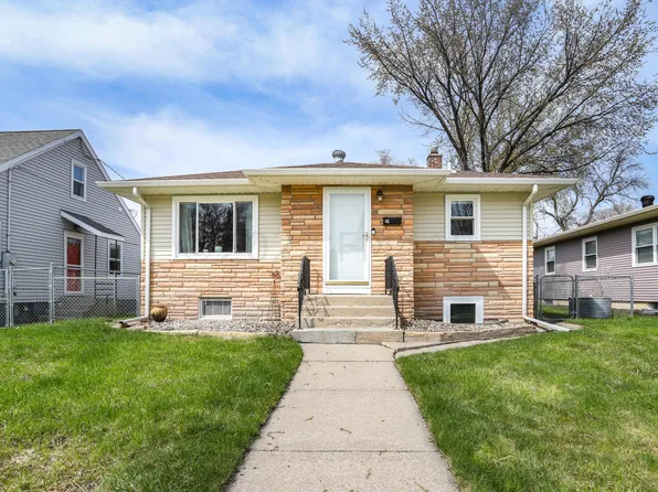 413 Elmwood Ave S, Fargo, ND 58103