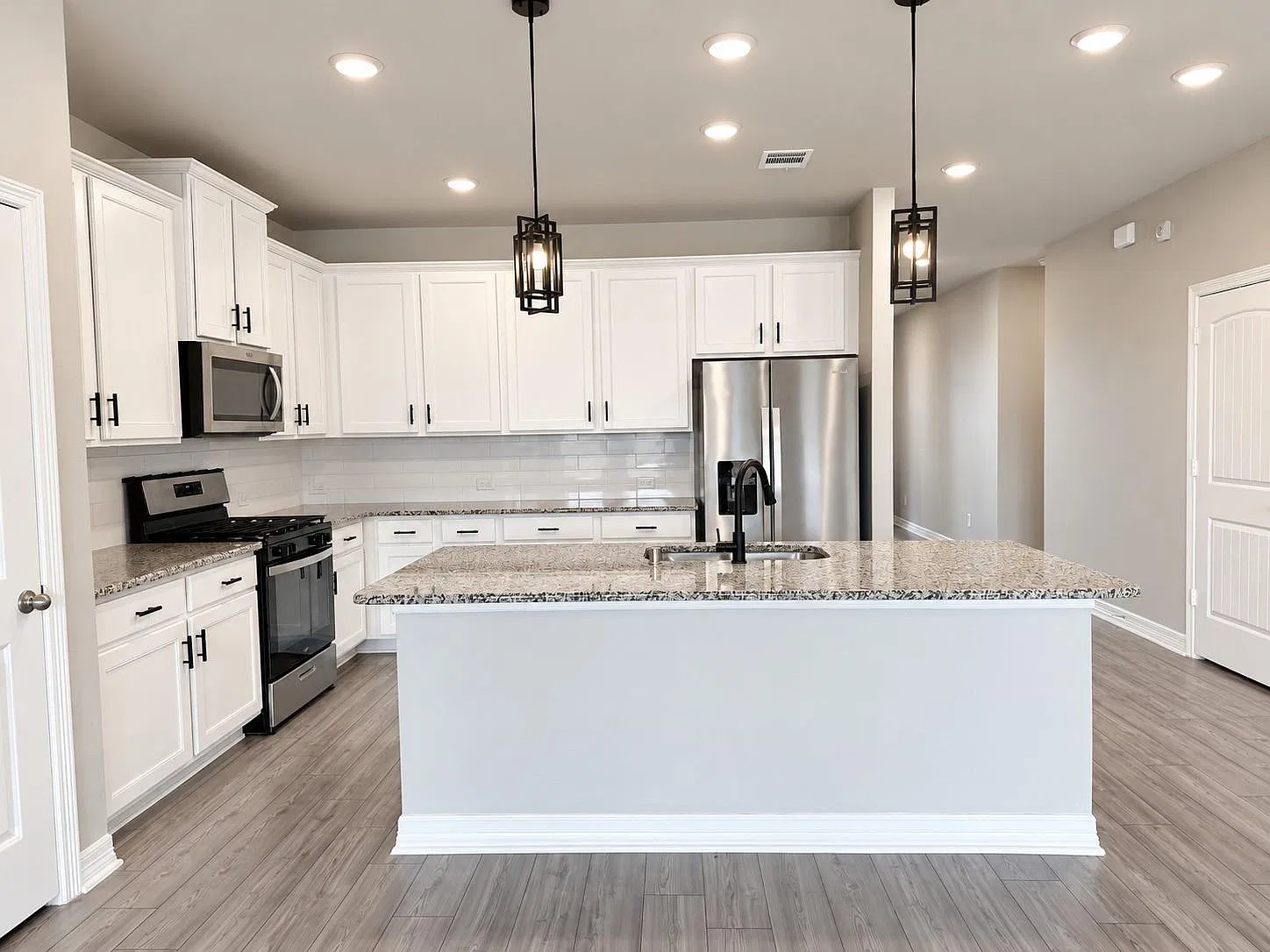 4 bed, 2.0 bath, 1942 sqft, $2,690 — Photo 4