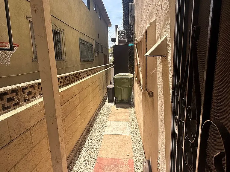 932 S Berendo St — Photo 13