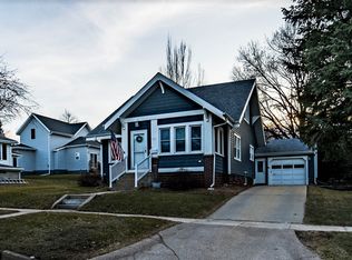 705 10th St, Grundy Center, IA 50638