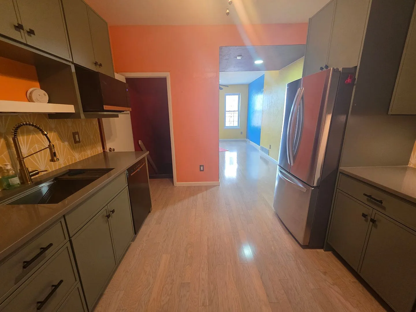 Updated South Side townhome with a private fenced backyard and walkable location. — Photo 4